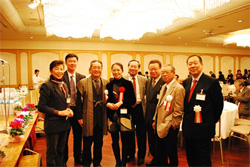 在大阪中華人民共和国総領事館の来賓（左から2人目と4人目）と曽我部会長ほか